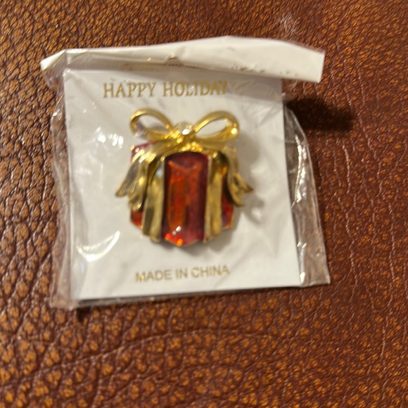 NEW HAPPY HOLIDAYS GIFT 🎁 DESIGN BROOCH COLOR GOLD & RED - Picture 2 of 5